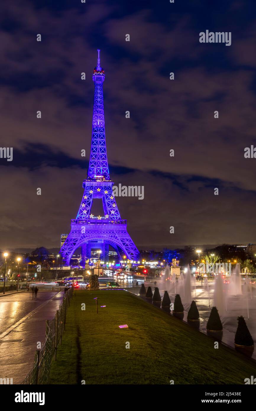 Parigi, Francia - 4 gennaio 2022: Splendida vista della Torre Eiffel dal parco del Trocadero Foto Stock