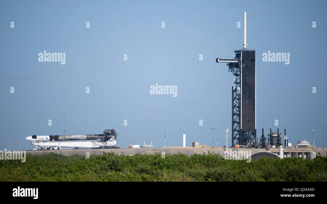 Un razzo SpaceX Falcon 9 a bordo della navicella spaziale Crew Dragon della compagnia è visto come viene lanciato sul trampolino di lancio al Launch Complex 39A, mentre i preparativi per la missione Crew-4, martedì 19 aprile 2022, presso il Kennedy Space Center della NASA in Florida. La missione SpaceX Crew-4 della NASA è la quarta missione di rotazione dell'equipaggio della navicella spaziale SpaceX Crew Dragon e del razzo Falcon 9 per la Stazione spaziale Internazionale come parte del programma Commercial Crew dell'agenzia. Gli astronauti della NASA Kjell Lindgren, Robert Hines, Jessica Watkins e l'astronauta dell'ESA (Agenzia spaziale europea) Samantha Cristoforetti sono sc Foto Stock