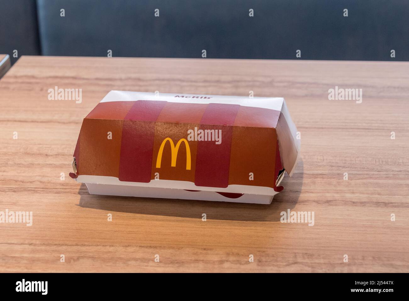 Kutaisi, Georgia - 18 marzo 2022: Paninbox McRib McDonald's. Foto Stock