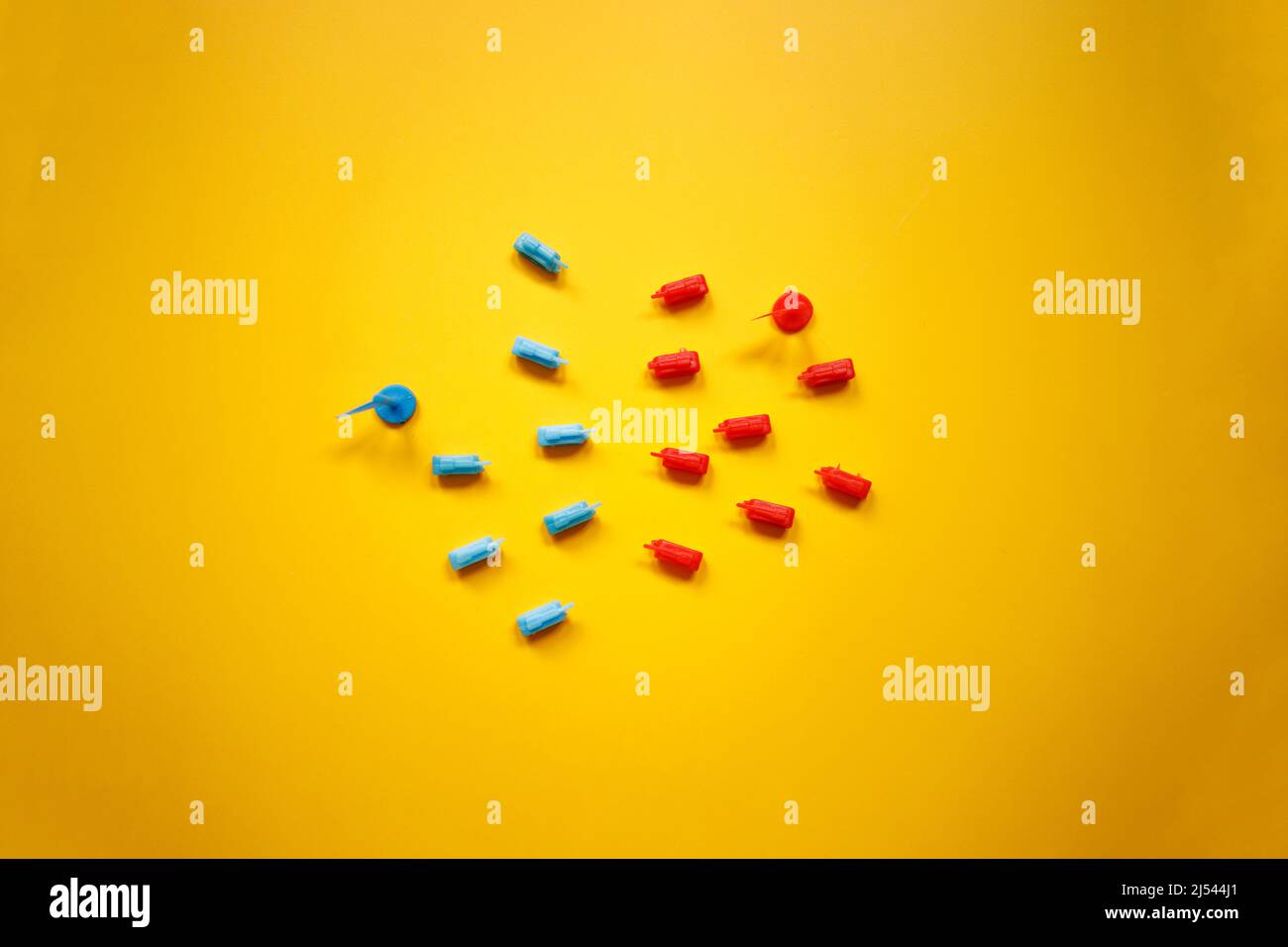 Le forze ucraine e russe si confrontano tra loro-concetto di conflitto ucraino russo Foto Stock