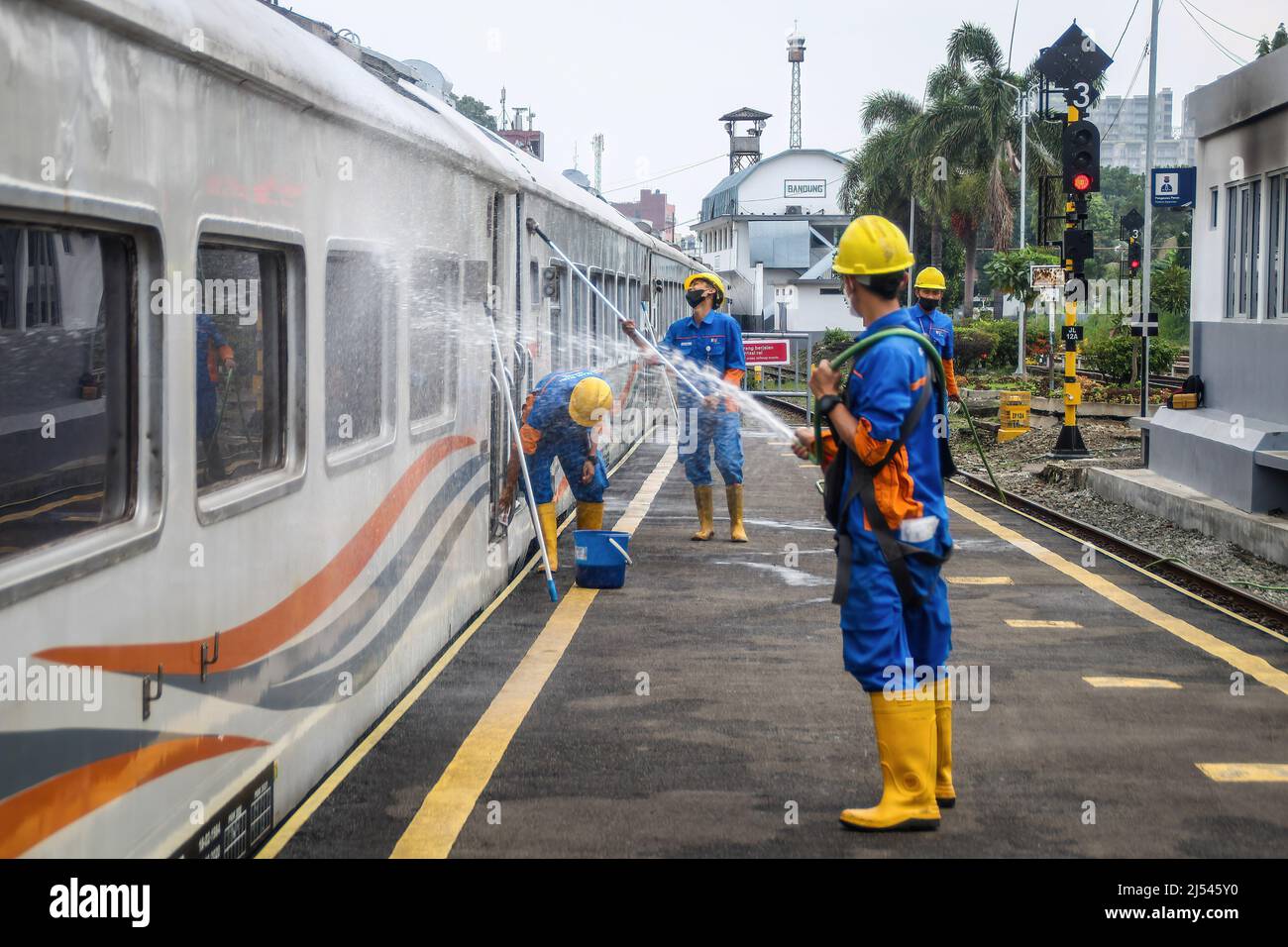 Bandung, Indonesia. 20th Apr 2022. Gli ufficiali stanno pulendo i treni alla stazione ferroviaria di Bandung. PT KAI Daop 2 prepara 166 treni per il trasporto passeggeri, E 24 locomotive a varie destinazioni sulla casa di Eid e prevede il picco dei flussi di ritorno a casa (Mudik lebaran) nella modalità di trasporto ferroviario si verificherà il Sabato (30/4/2022) con circa 29.000 passeggeri per l'East Java dal 28 aprile al 1 maggio 2022. Credit: SOPA Images Limited/Alamy Live News Foto Stock