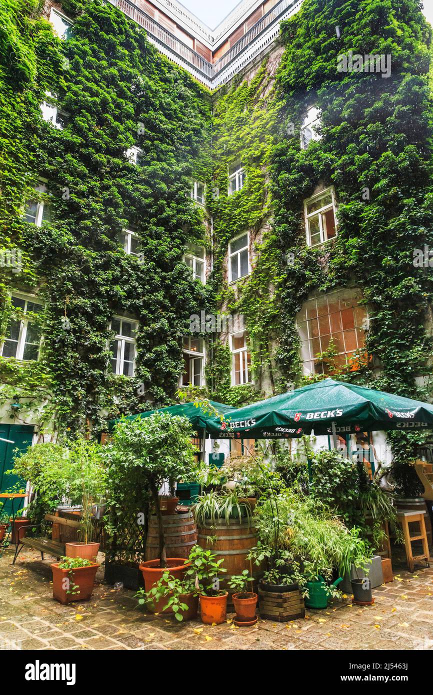 VIENNA, AUSTRIA - 22 MAGGIO 2019: Questo è uno dei tanti cortili accoglienti con caffè nella zona interna della città. Foto Stock