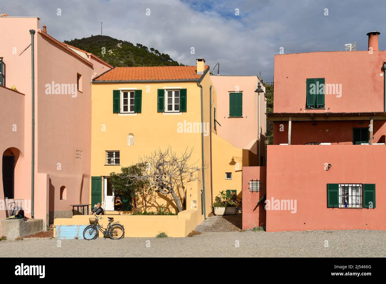 Tipiche case di pescatori dai colori pastello che si affacciano sulla spiaggia dell'antico borgo marinaro della Riviera Italiana, Varigotti, Savona, Liguria Foto Stock