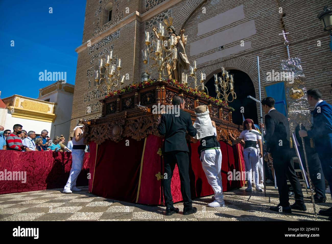 Almunecar, Spagna. 17th aprile 2022. Settimana Santa di Pasqua, Semana Santa, a Almuñécar, dichiarata di interesse turistico Nazionale in Andalusia, riempie le strade del comune di tradizione e di cuore devozione ogni anno. Questa è la processione della Domenica di Pasqua, ultimo giorno della settimana Santa. Essa commemora la festa cattolica della Risurrezione di Gesù Cristo, mentre le fraternità organizzano le processioni che attraversano le strade e le piazze portando bei troni adornati di fiori e immagini religiose che vengono portate dalle forcelle. Credit David Smith/Alamy Live News Foto Stock