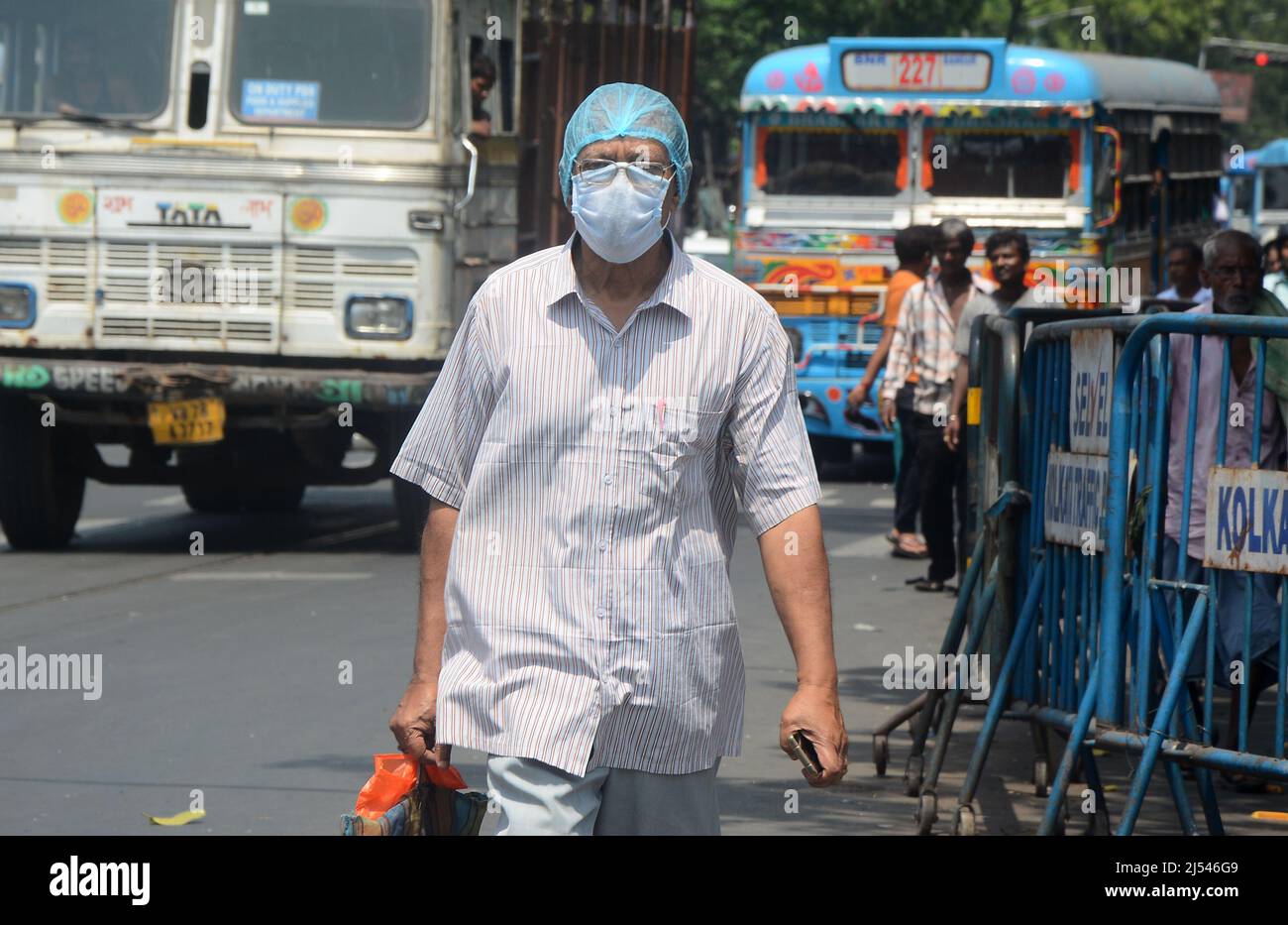 Kolkata, Bengala Occidentale, India. 18th Apr 2022. Un uomo che mantiene protocolli covid adeguati, è venuto fuori in una calda giornata estiva a Kolkata. Con il tempo caldo e umido, il lunedì Kolkata ha registrato le temperature massima e minima rispettivamente a 36 e 29 gradi Celsius. (Credit Image: © Rahul Sadhukhan/Pacific Press via ZUMA Press Wire) Foto Stock