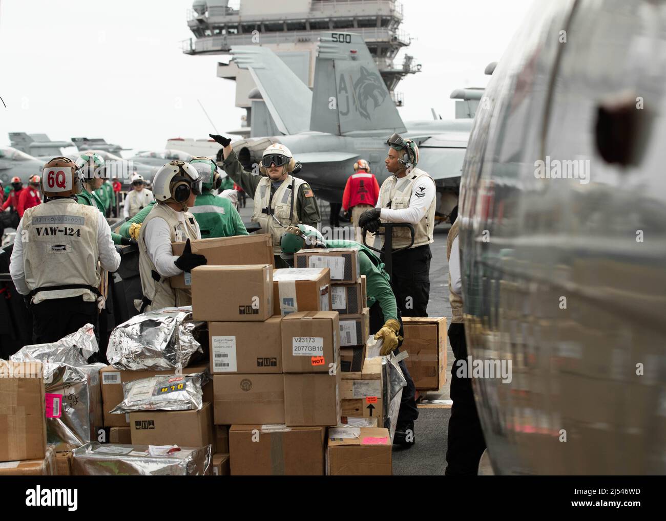 I marinai assegnati al dipartimento aereo della USS Gerald R. Ford (CVN 78) e al 'Bear Aces' della Airborne Command and Control Squadron (VAW) 124 scaricano le forniture da un Hawkeye E2-D sul ponte di volo, il 16 aprile 2022. Ford è in corso nell’Oceano Atlantico, portando avanti le qualifiche dei vettori e l’integrazione dei gruppi di sciopero come parte della fase di base personalizzata della nave prima dello spiegamento operativo. (STATI UNITI Foto Navy di Mass Communication Specialist 2nd Classe Nolan Pennington) Foto Stock