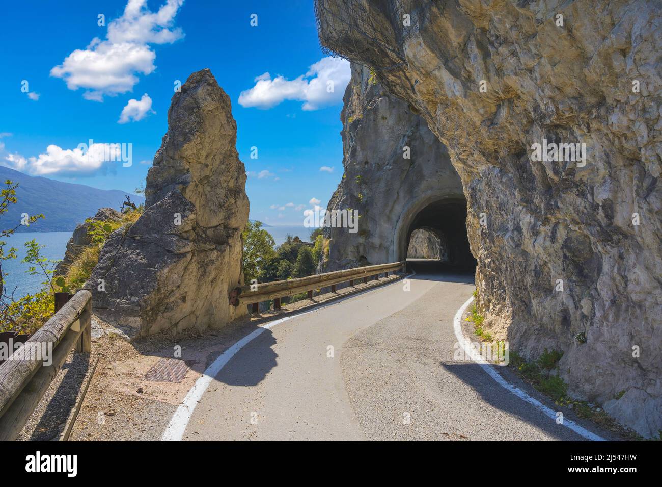 STRADA DELLA FORRA, stretta strada italiana con tunnel in montagna, Lago di Garda, Italia Foto Stock