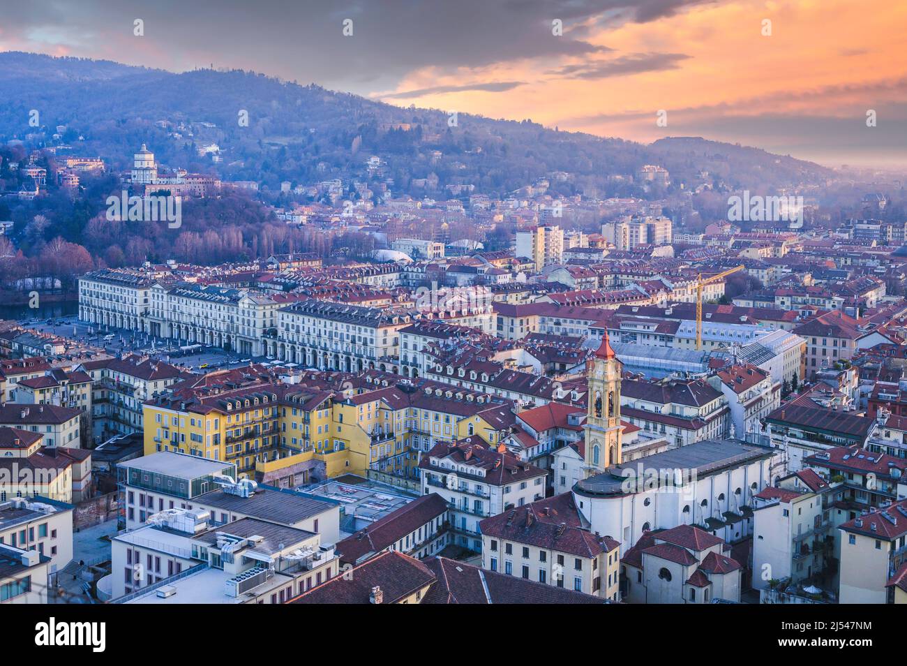 Skyline di Torino, vista panoramica, il centro della città in un pomeriggio d'inverno limpido. Torino, Piemonte. Foto Stock