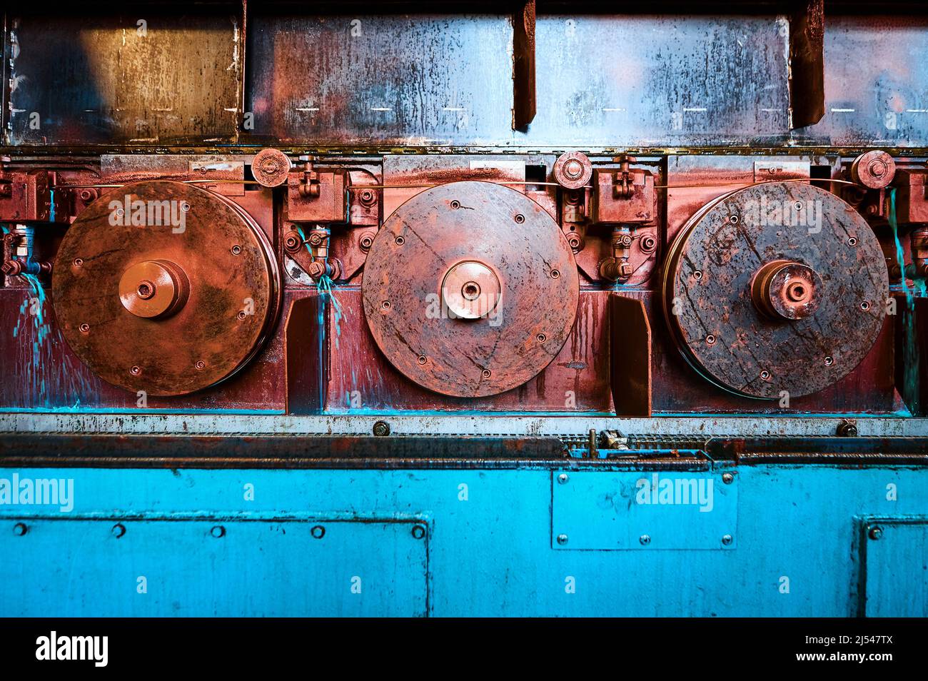 Utensile per raddrizzatura cavi in rame con bobine metalliche Foto Stock