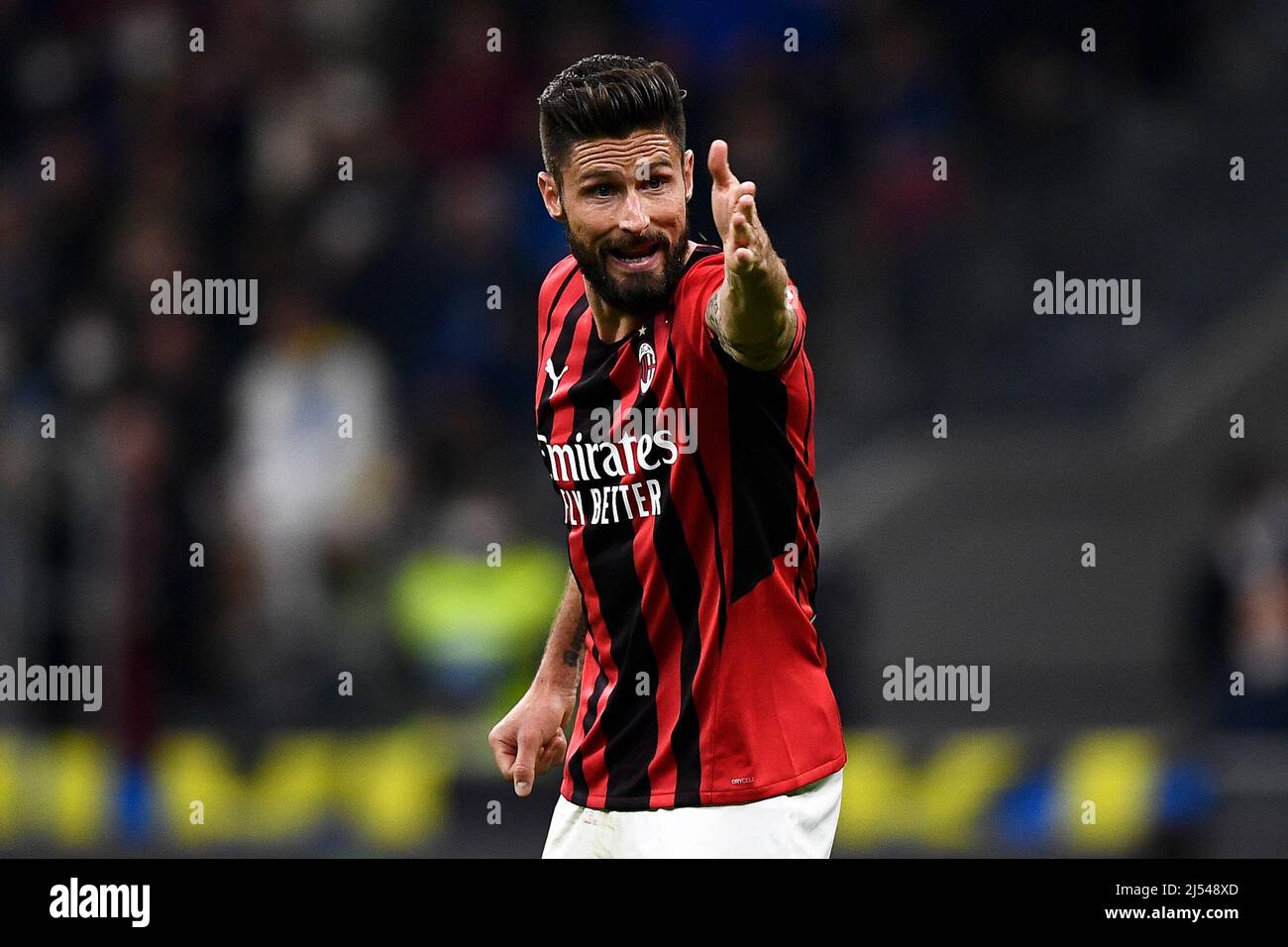 Milano, Italia. 19 aprile 2022. Olivier Giroud di AC Milan si occupa dei gesti durante la semifinale della Coppa Italia di calcio di seconda gamba tra FC Internazionale e AC Milan. Credit: Nicolò campo/Alamy Live News Foto Stock