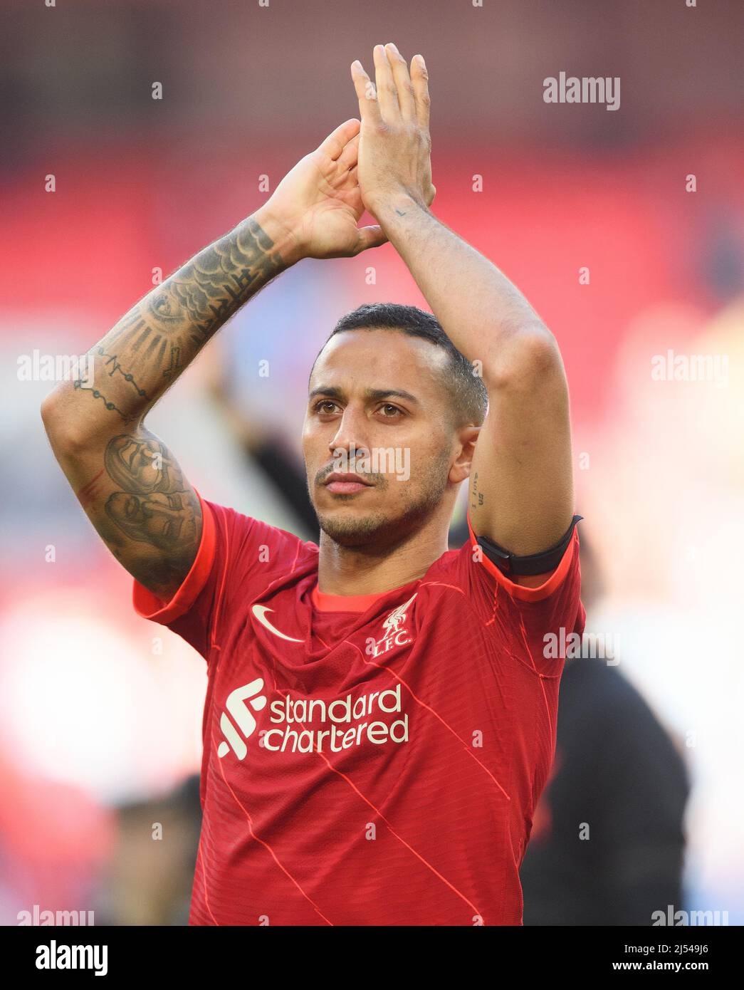 16 Aprile 2022 - Manchester City / Liverpool - Emirates fa Cup - Semifinale - Stadio di Wembley Thiago Alcantara applaude i tifosi di Liverpool dopo la F Foto Stock