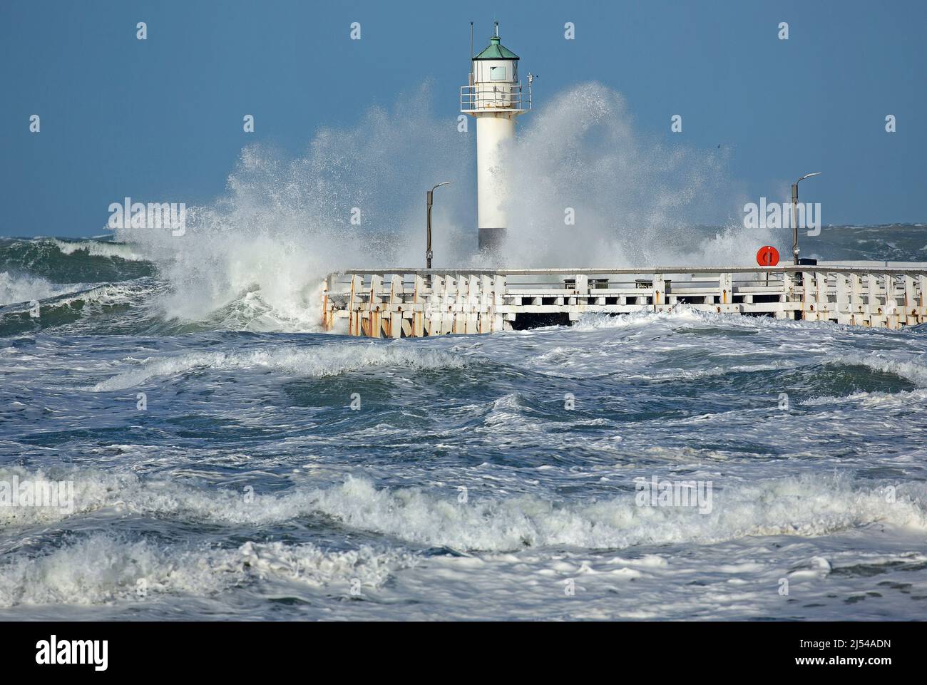 Faro a Nieuwpoort alla tempesta Corrie, Belgio, Fiandre Occidentali, Nieuwpoort Foto Stock