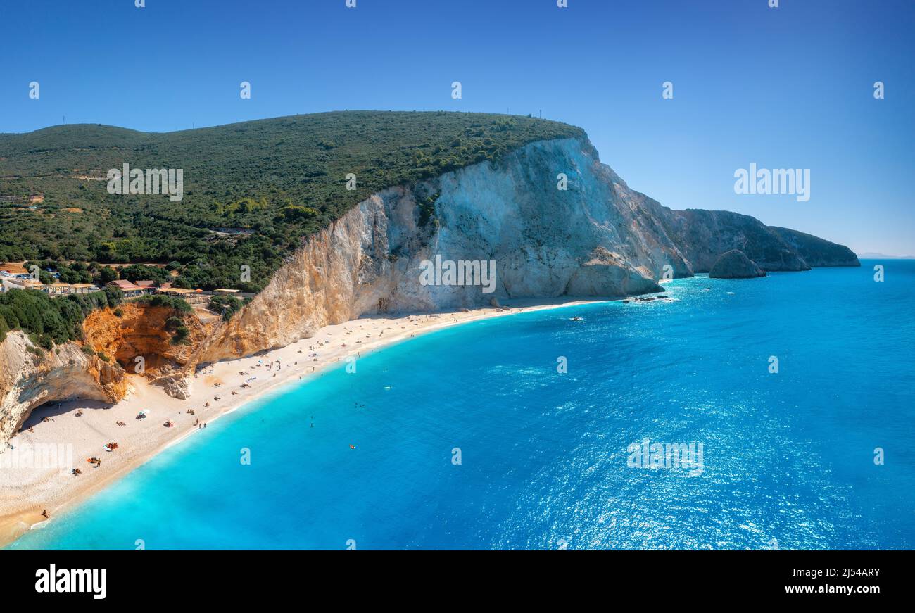 Vista aerea del mare blu, montagne, spiaggia di sabbia bianca Foto Stock
