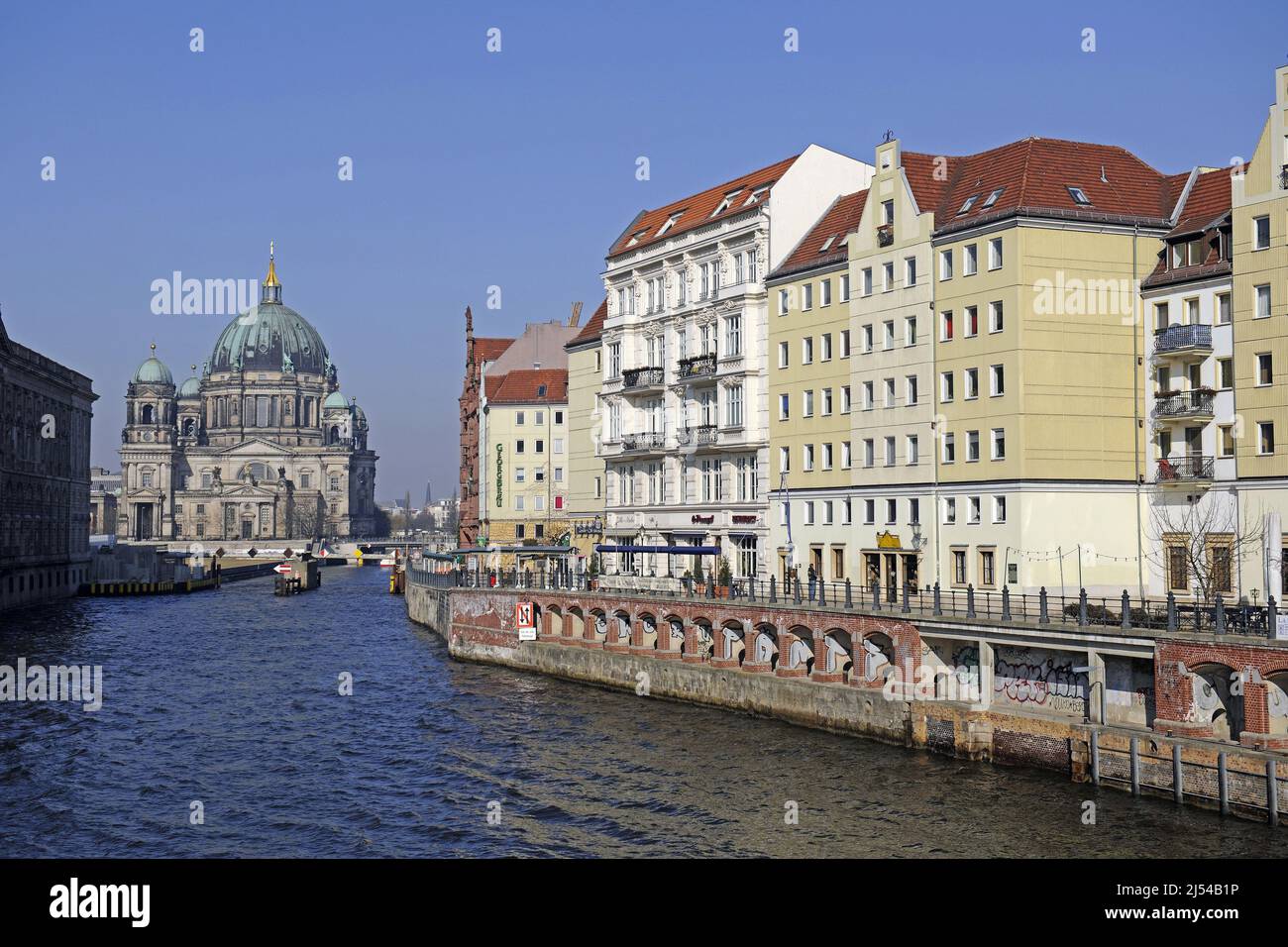 Nikolaiviertel (quartiere di Nicholas) allo Sprea di Berlion con la Cattedrale di Berlino sullo sfondo, Germania, Berlino Foto Stock