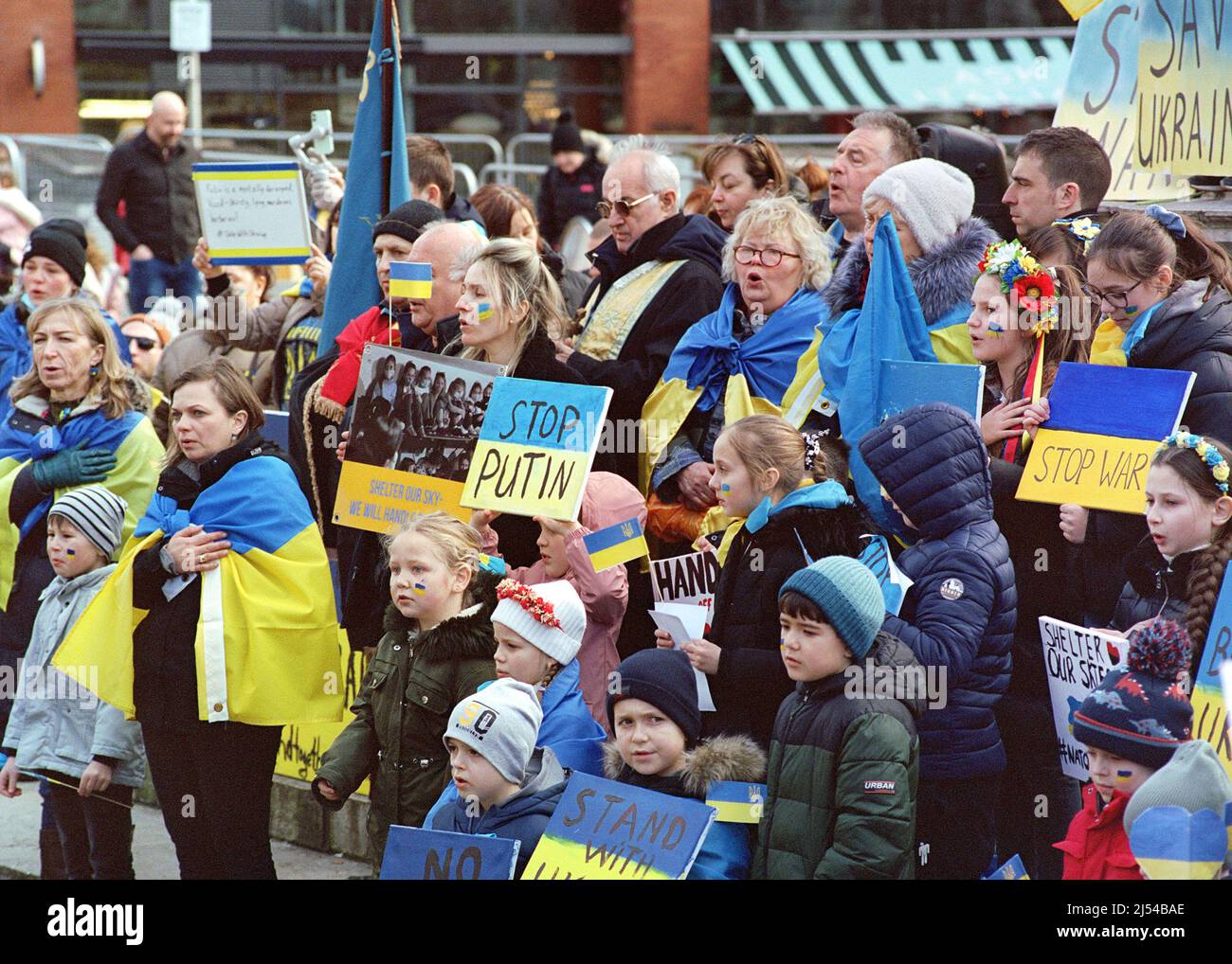 Manchester, UK - 12 marzo 2022: Sostenitori ucraini ai Manchester Piccadilly Gardens. Foto Stock