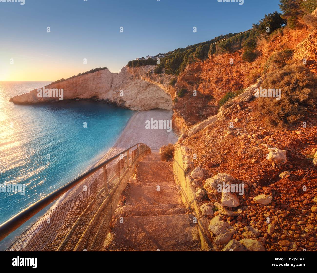 Belle scale sulla spiaggia di sabbia al tramonto. Porto Katsiki Foto Stock