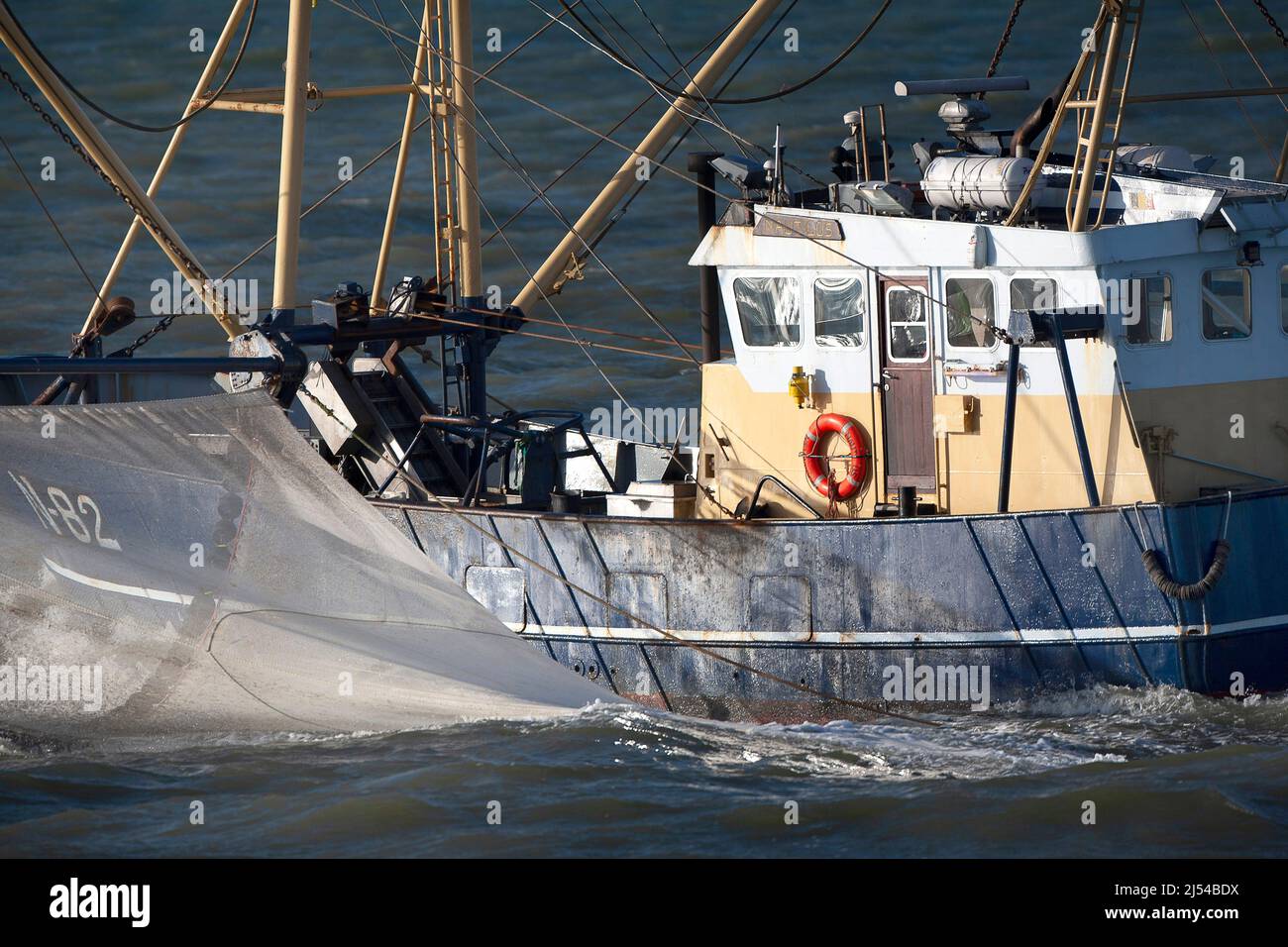 Barca per gamberi sul Mare del Nord, rete da traino sul lato, Belgio, Fiandre Occidentali, Nieuwpoort Foto Stock