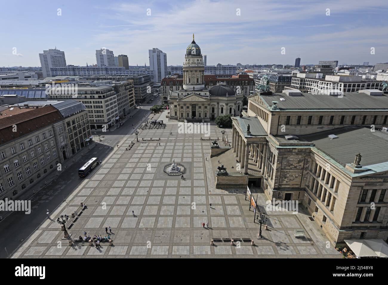 Vista dalla Chiesa francese (riformata) di Friedrichstadt sul Gendarmenmarkt a Berlino, Germania, Berlino Foto Stock