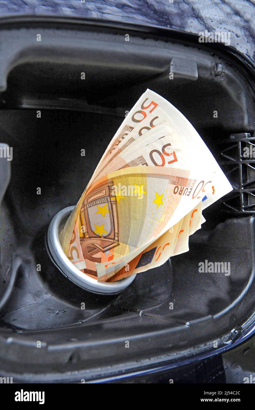 50 Euro bollette in un serbatoio di un'auto, Germania Foto Stock