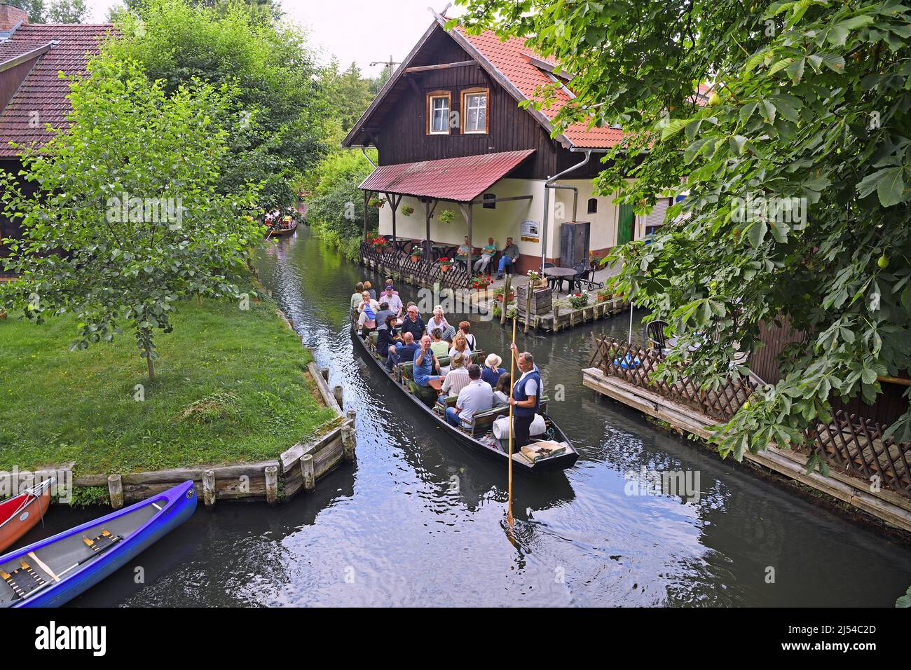 Turisti a Spreewald chiatte al villaggio Lehde, Germania, Brandeburgo Foto Stock