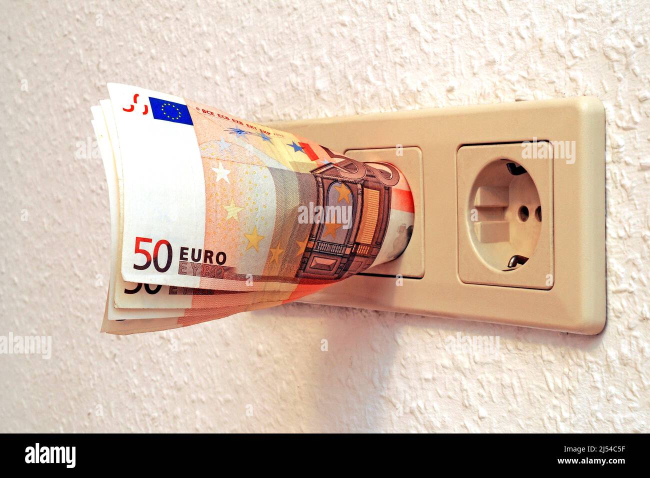 50 Euro bollette in una presa di corrente Foto Stock