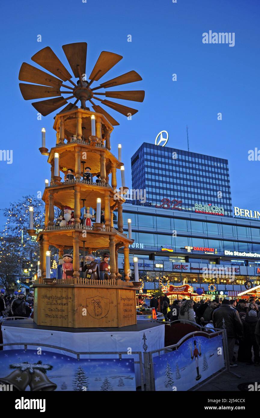 Piramide di Natale al mercato di chirstmas di fronte all'Europacenter, Breitscheidplatz, Germania, Berlino Foto Stock