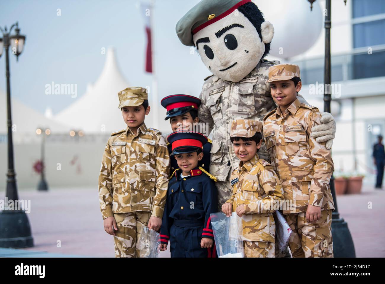 Doha, Qatar, dicembre 18,2019. Bambini Qatar vestiti in abiti tradizionali  e militari per la giornata nazionale Foto stock - Alamy