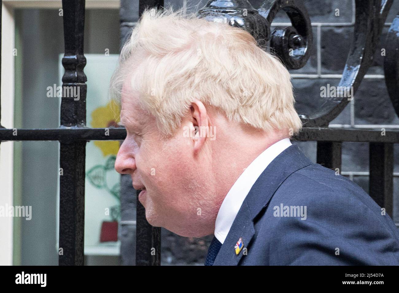 Londra, Regno Unito. 20/04/2022. Il primo ministro britannico lascia la numero 10 Downing Street a capo delle sue domande settimanali dei primi Ministri (PMQ). Il signor Johnsons è stato sottoposto a pressioni per dimettersi dopo aver ricevuto un'ammenda dalla polizia metropolitana per i partiti detenuti durante la Lockdown in cui ha violato le leggi da lui emanate. - Credit: Joshua Bratt/Alamy Live News Foto Stock