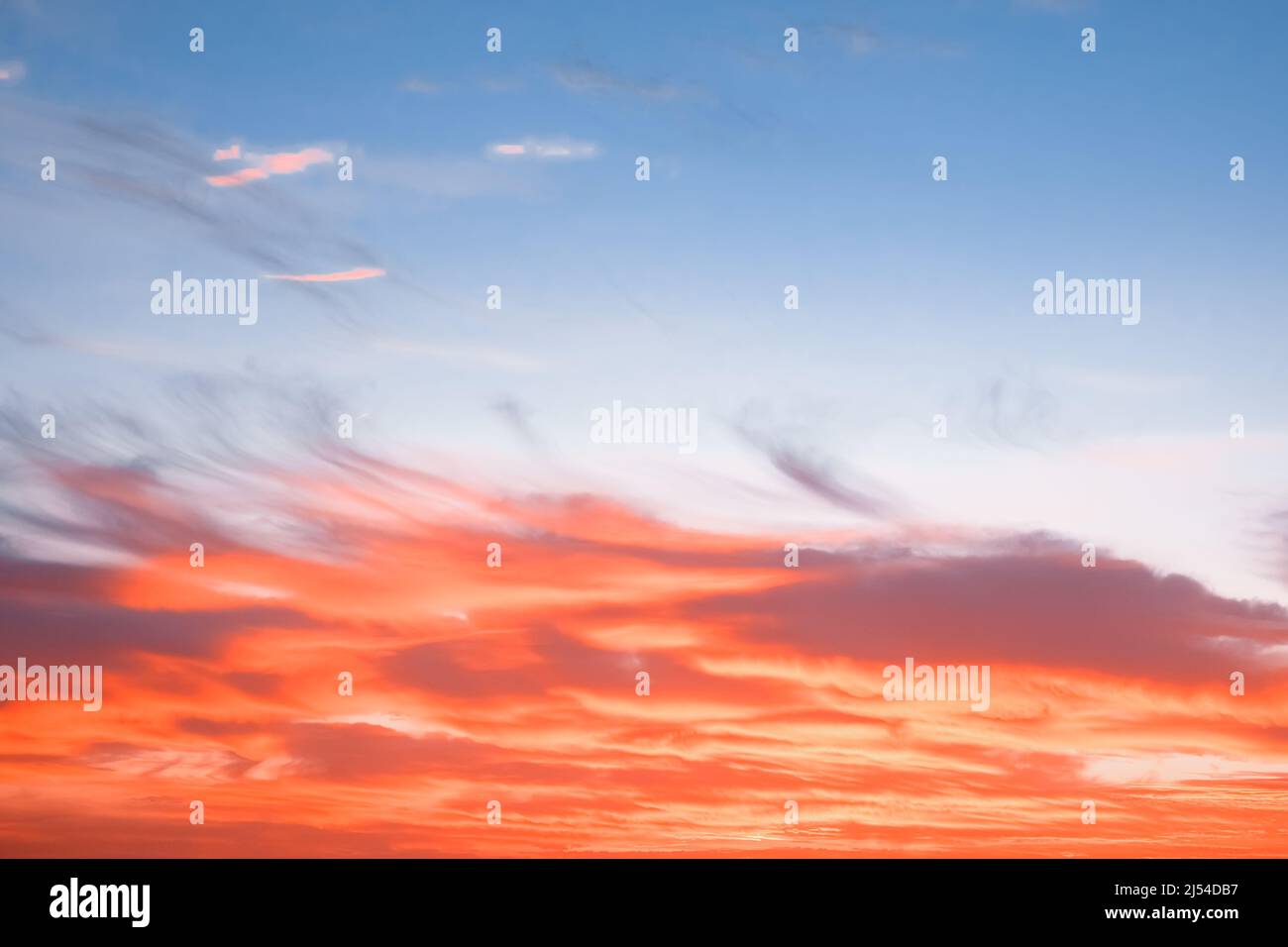 Tramonto di arancio ardente. Bellissimo cielo. Foto Stock