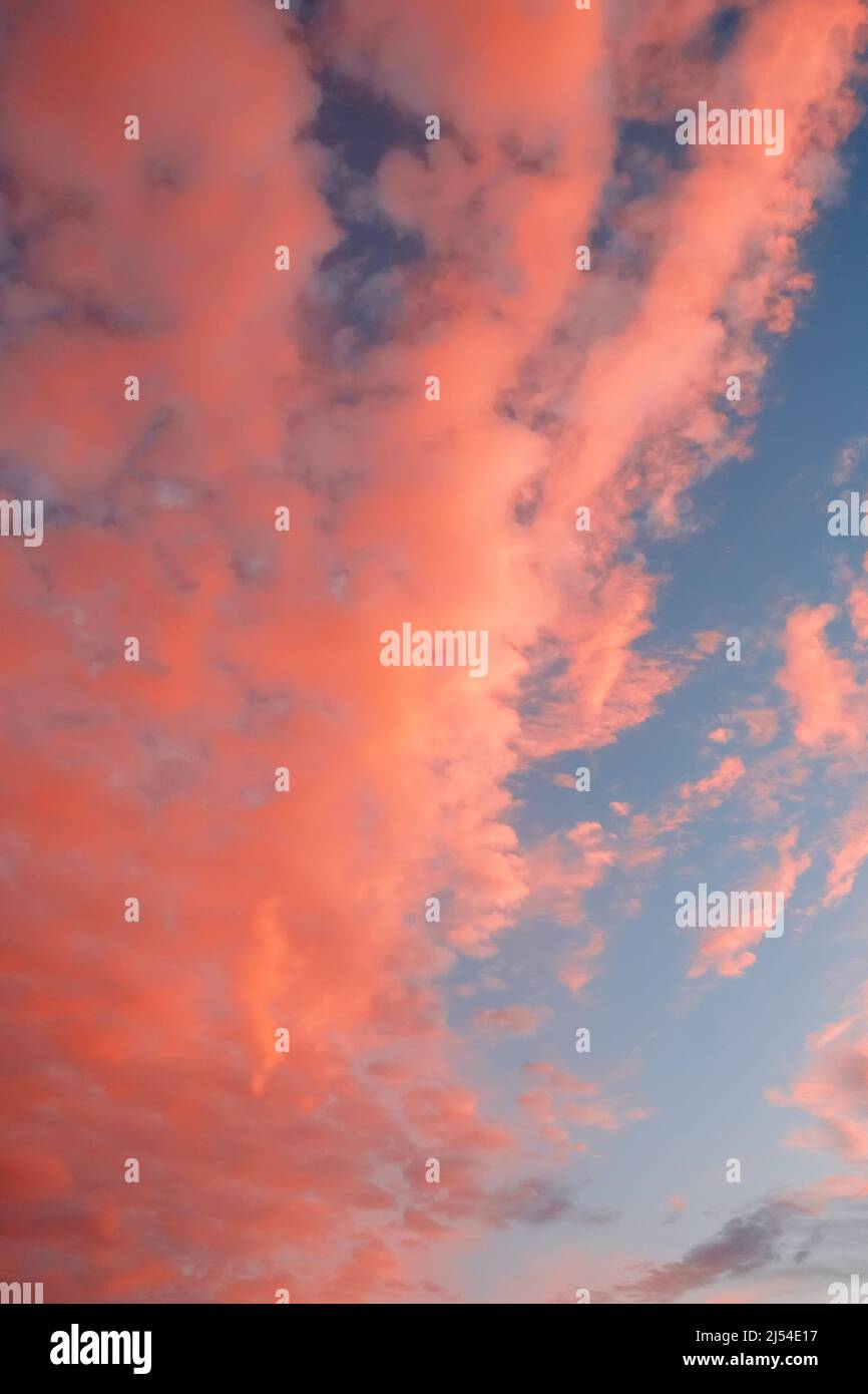 Tramonto di arancio ardente. Bellissimo cielo. Foto Stock