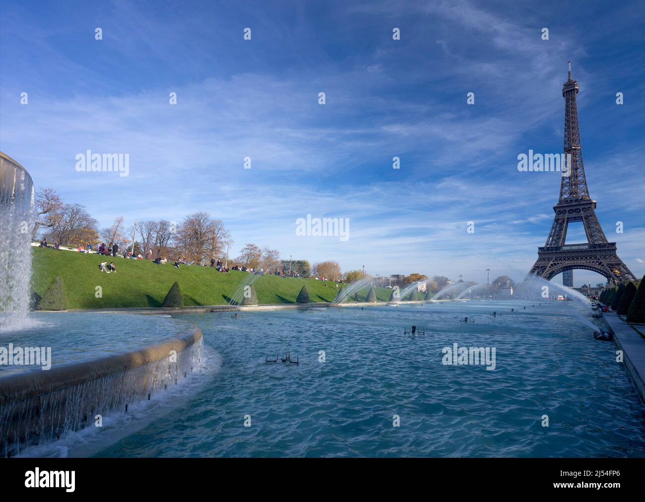 La Torre Eiffel e al Trocadero fontane in autunno, Parigi, Francia, Europa Foto Stock