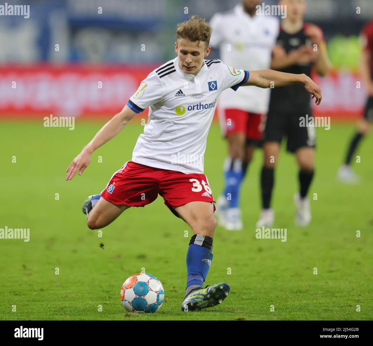 Città di Amburgo, Germania. 19th Apr, 2022. oden firo : 04/19/2022 Fuvuball, 1st Bundesliga, stagione 2021/2022, DFB Pokal semifinali HSV Amburgo Amburgo, Amburgo, HSV Amburgo Amburgo Amburgo Amburgo - SCF, SC Freiburg, Freiburger 1:3 Anssi Suhonen, single action, HSV Amburgo credito: dpa/Alamy Live News Foto Stock