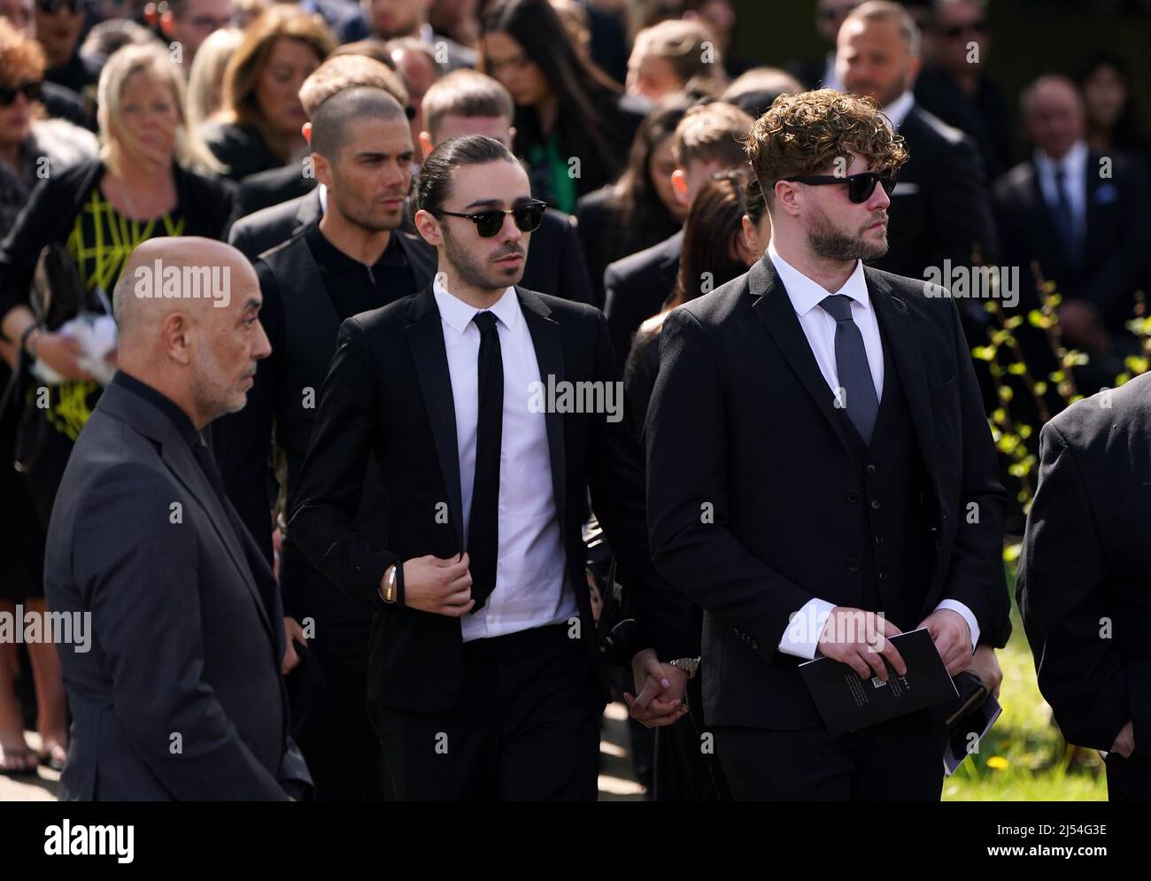 I membri del Wanted Max George, Nathan Sykes e Jay McGuiness (secondo da sinistra a destra) al funerale del loro bandmate Tom Parker alla chiesa di San Francesco d'Assisi in Queensway, Petts Wood, nel sud-est di Londra, dopo la sua morte all'età di 33 il mese scorso, 17 mesi dopo la diagnosi di un tumore cerebrale inoperabile. Data foto: Mercoledì 20 aprile 2022. Foto Stock