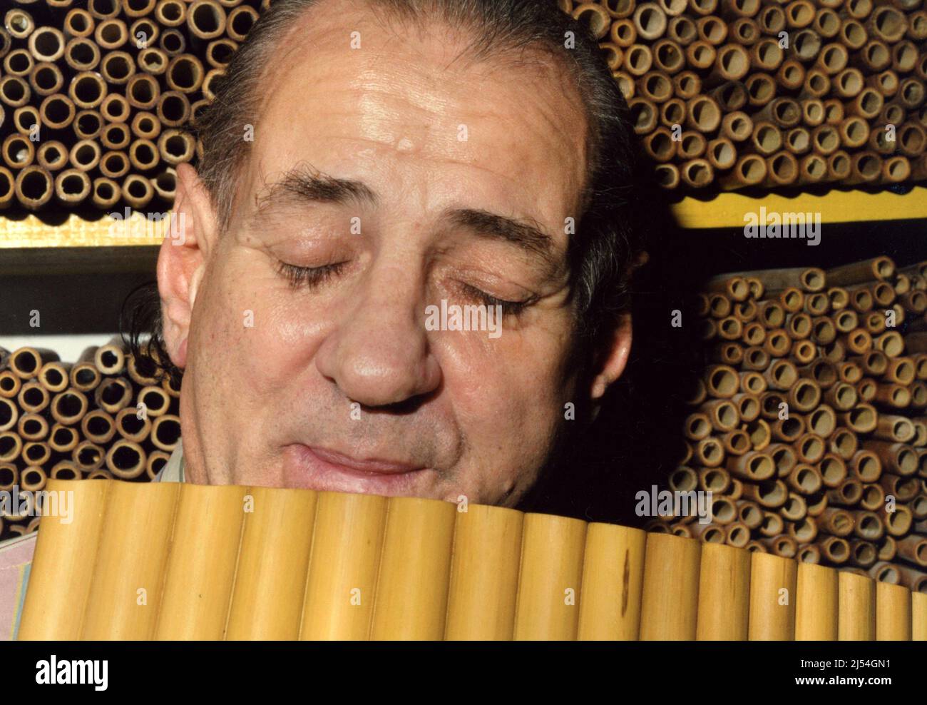 Ritratto dell'artista rumeno Gheorghe Zambir che suona il flauto in padella, circa 2000 Foto Stock