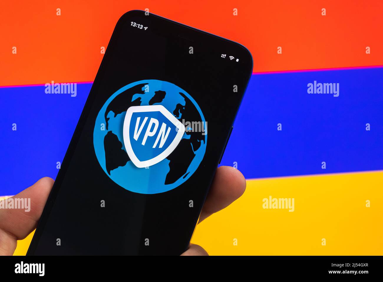 VPN in Armenia. Concetto di Internet sicuro e sicuro. Privacy. Con telefono cellulare e applicazione VPN. Bandiera e laptop sulla foto di sfondo Foto Stock