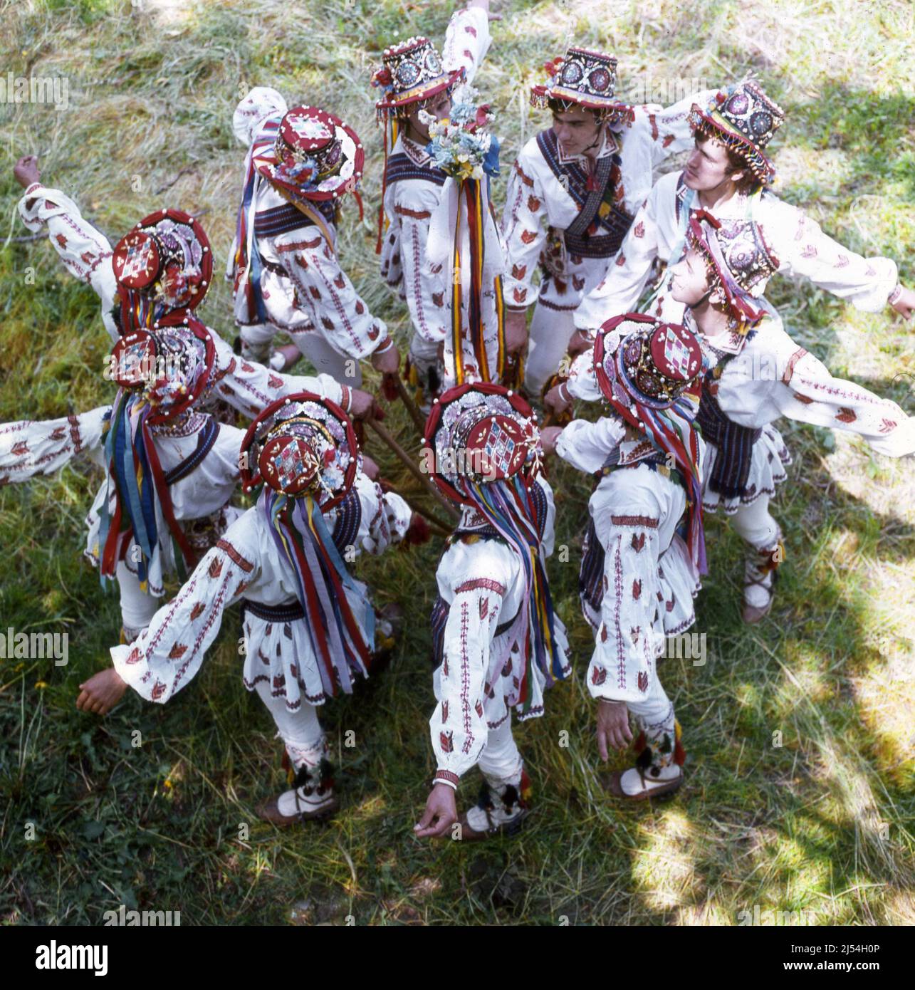 Gruppo di giovani maschi rumeni che eseguono una danza rituale tradizionale chiamata 'Calusul'. Foto Stock