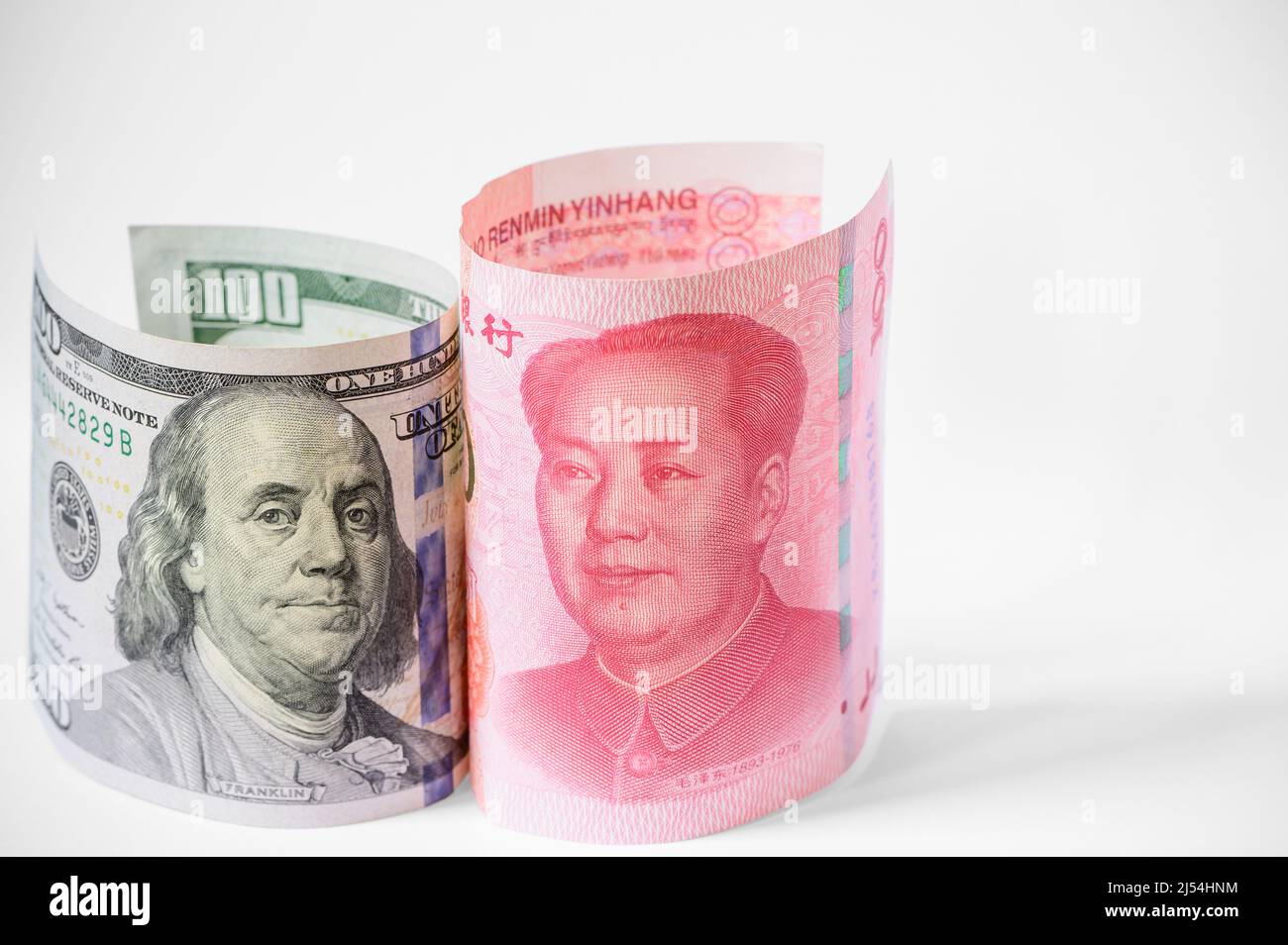 Le banconote IN dollari USA e Cina Yuan si alzano su sfondo bianco Foto Stock