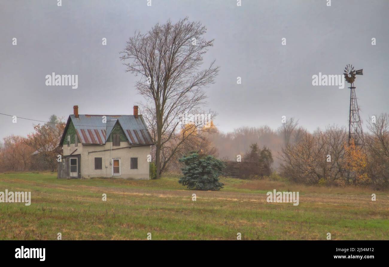 Un casale dall'aspetto spaoky abbandonato si trova tranquillamente in un prato di campagna nella zona rurale di Ottawa, Canada Foto Stock
