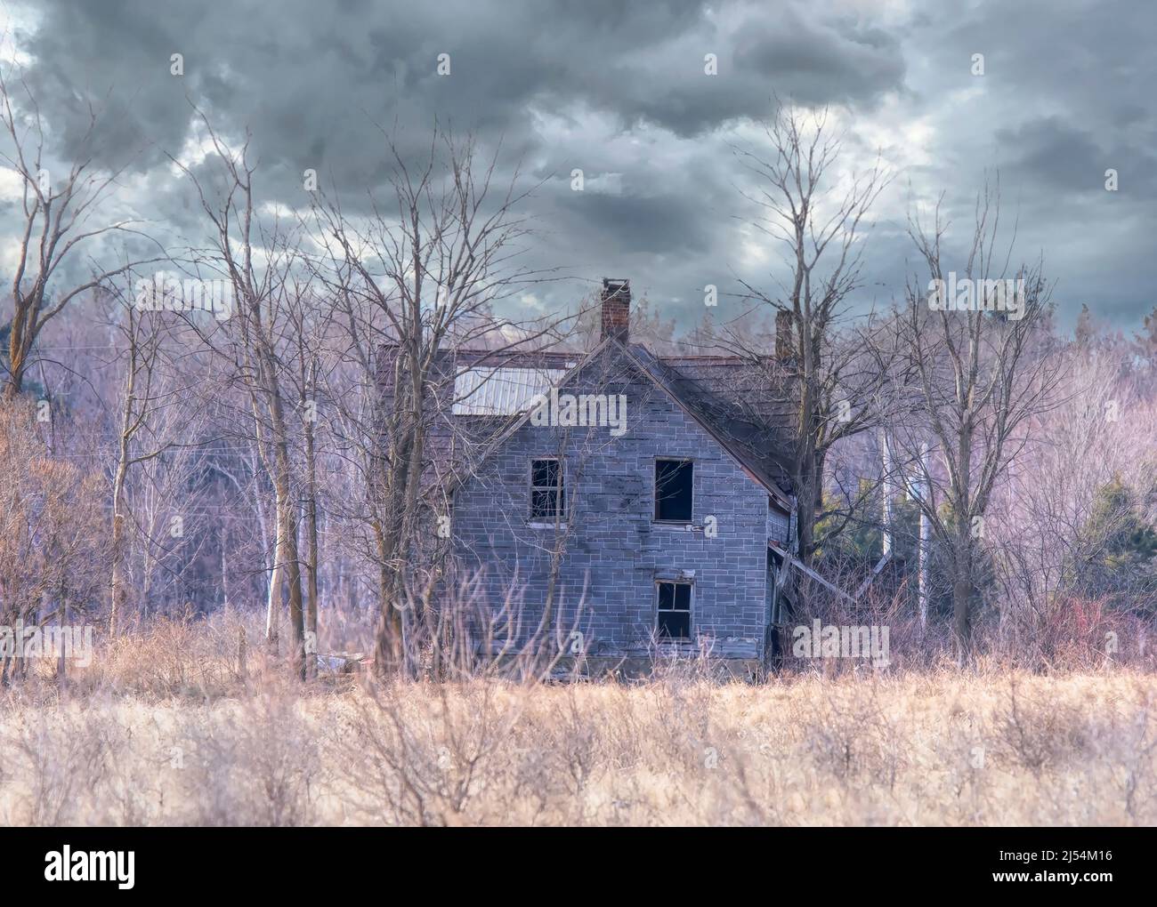 Un casale dall'aspetto spaoky abbandonato si trova tranquillamente in un prato di campagna nella zona rurale di Ottawa, Canada Foto Stock