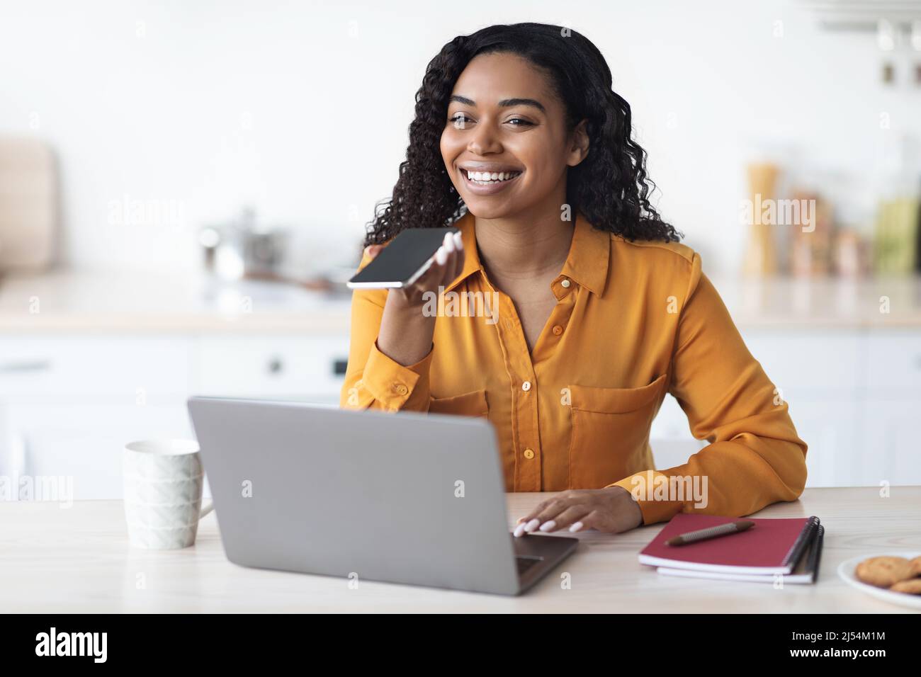 Felice imprenditore africano ameriano donna registrazione messaggio vocale, spazio copia Foto Stock