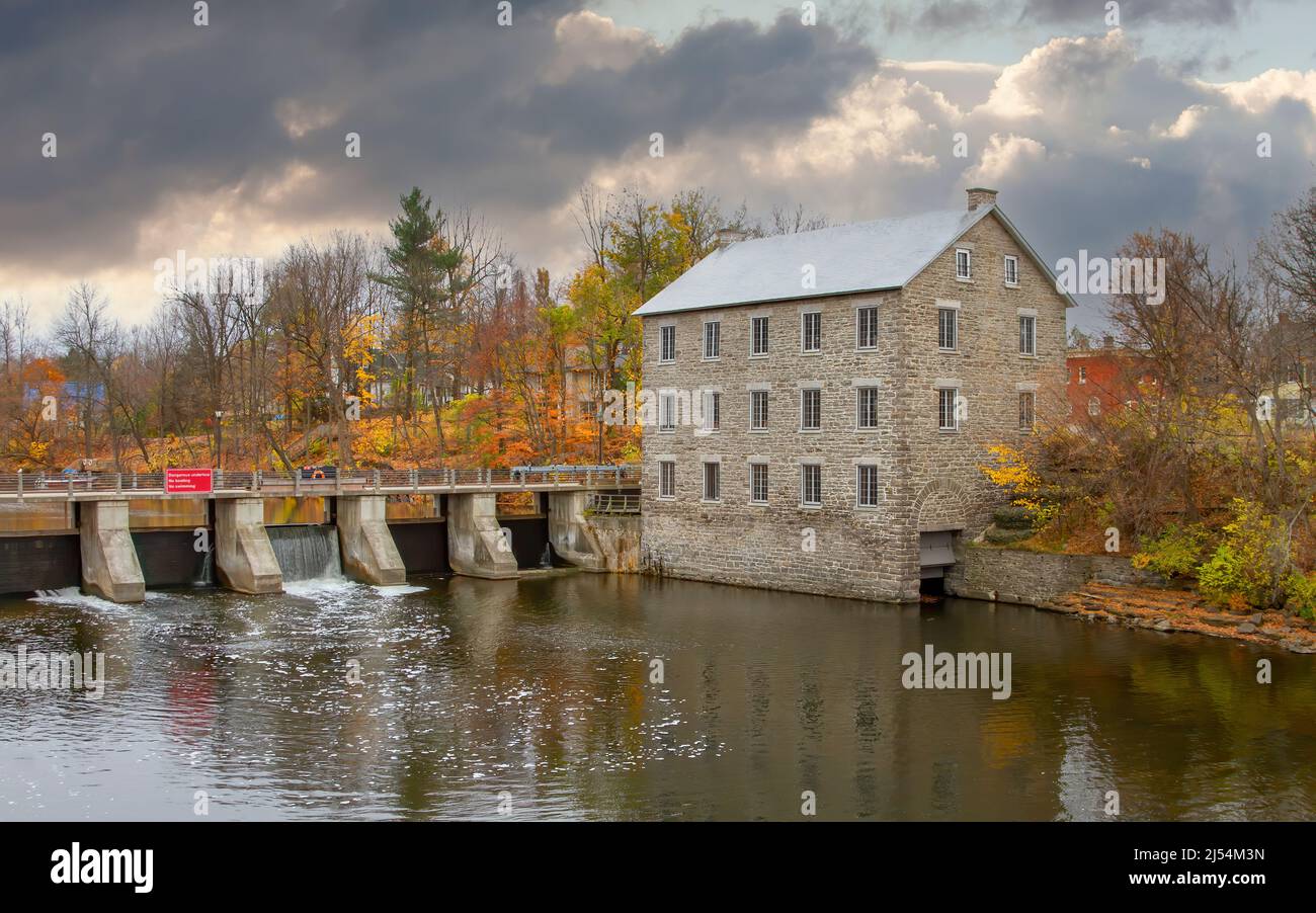 Watson's Mill in una fredda mattinata autunnale a Manotick, Ontario, Canada Foto Stock