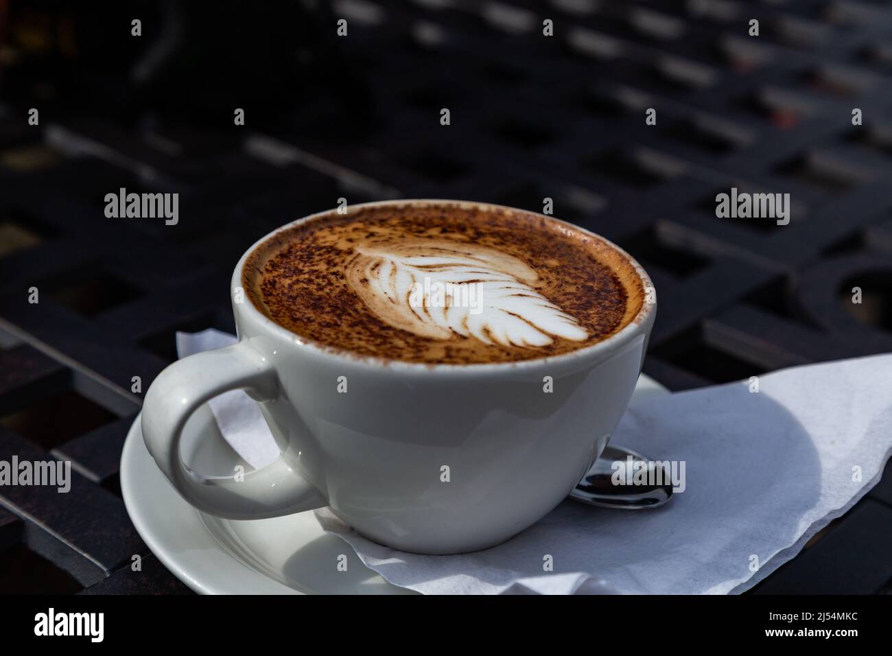 Cappuccino con motivo a foglie immagini e fotografie stock ad alta  risoluzione - Alamy