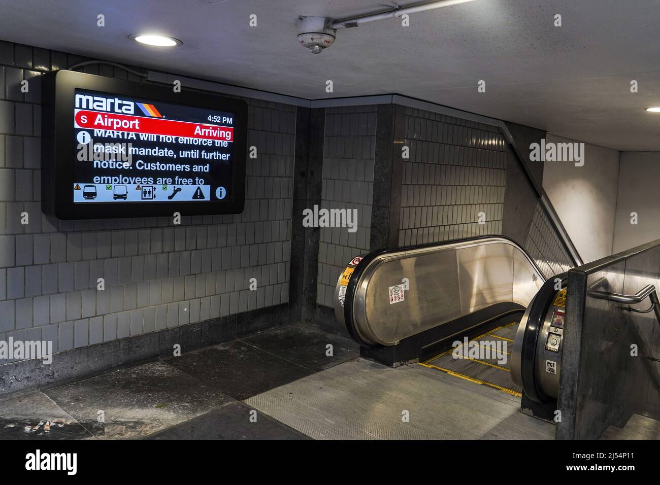 Atlanta, Stati Uniti. 19th Apr 2022. Vista di un messaggio sullo stato di emergenza COVID-19 alla MARTA (Metropolitan Atlanta Rapid Transit Authority) ad Atlanta, Georgia. (Foto di Camilo Freedman/SOPA Images/Sipa USA) Credit: Sipa USA/Alamy Live News Foto Stock