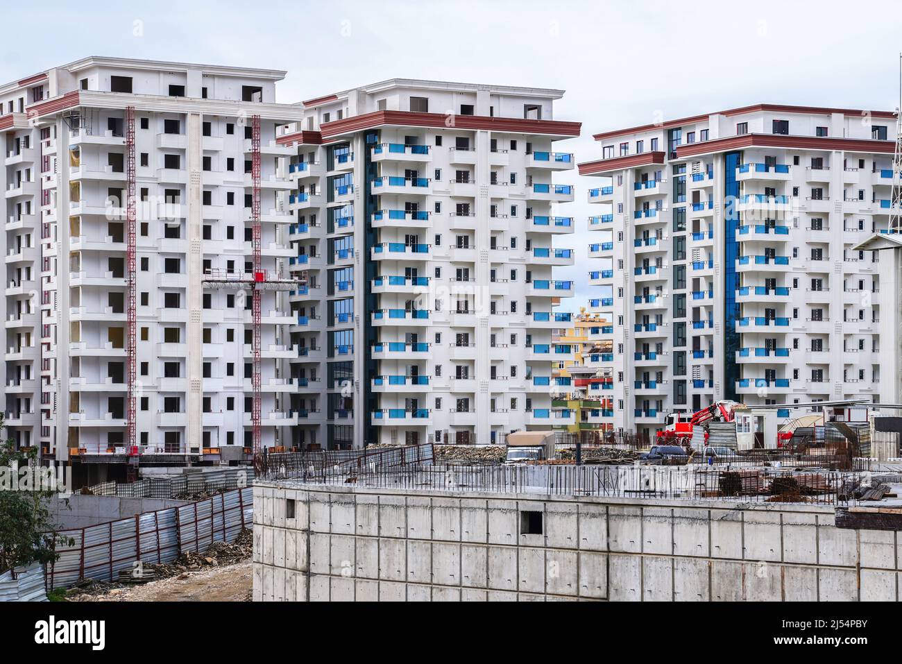 Antalya, Alanya - 16 febbraio 2021: Nuovo complesso residenziale a più piani di architettura moderna composto da tre case nella fase finale della costruzione. Foto Stock