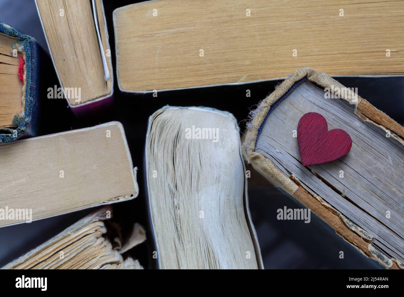 Vecchio libro e cuore, biblioteca e concetto educativo Foto Stock