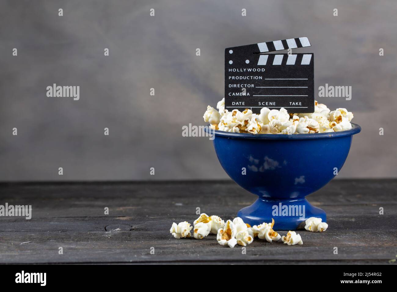 Film Clapper Board e Popcorn Foto Stock