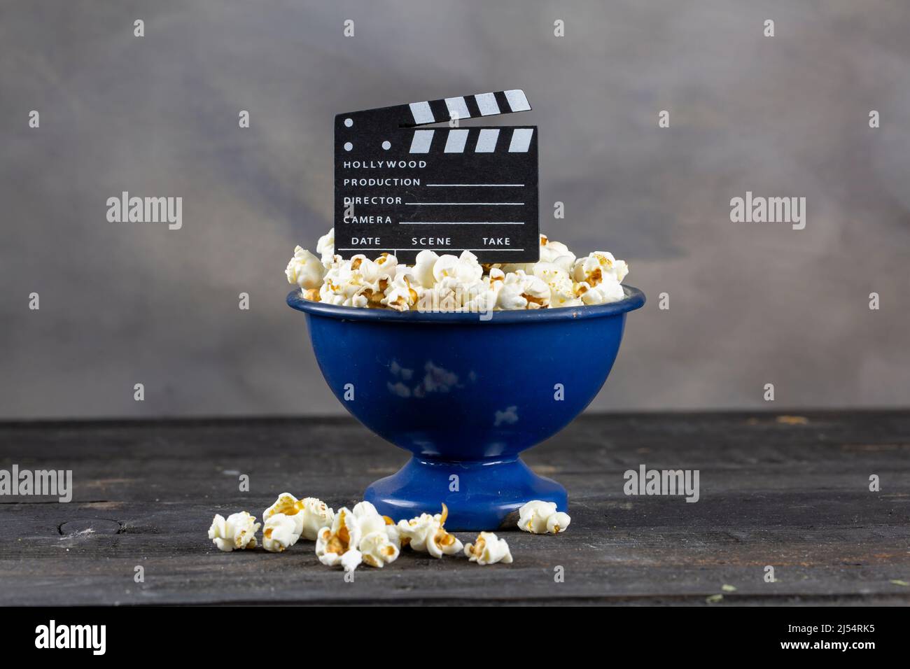 Film Clapper Board e Popcorn Foto Stock