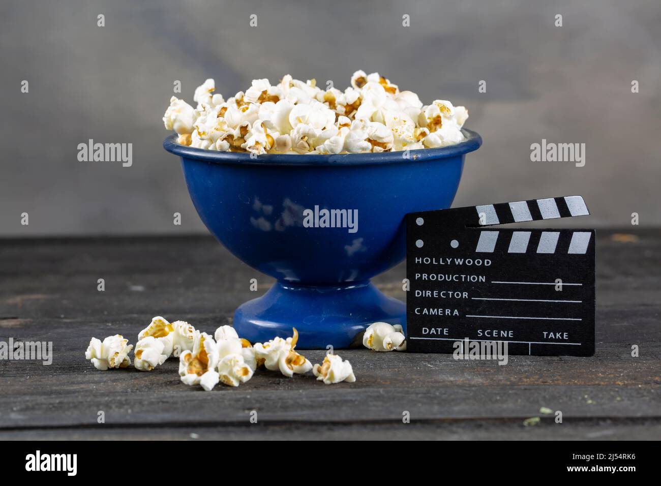 Film Clapper Board e Popcorn Foto Stock