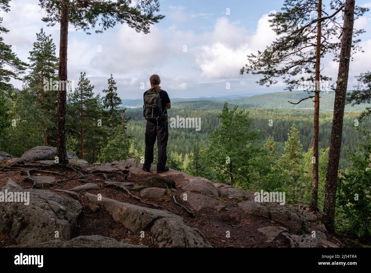 Uomo con zaino che guarda il paesaggio panoramico dal punto di vista della Finlandia Foto Stock
