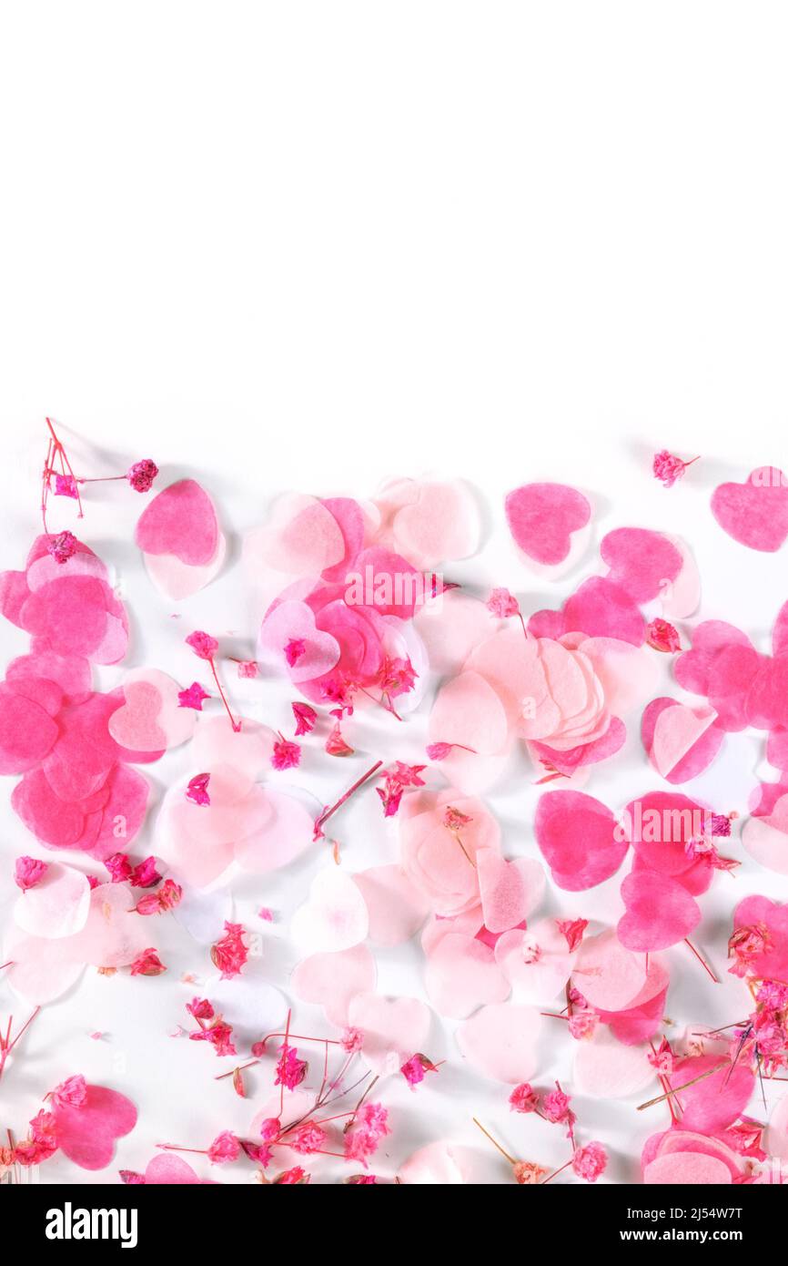 Banner di San Valentino o matrimonio con spazio copia, con cuori rosa su sfondo bianco, un disegno per un biglietto d'auguri o un invito Foto Stock